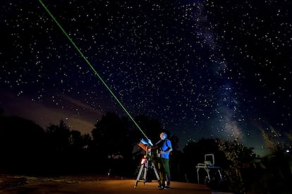 El astrónomo José Pedro Madera, con su telescopio, en el Parque Nacional de Monfragüe (Cáceres), durante un curso de astronomía el 15 de agosto.