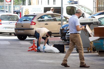 Miembros de la Policía Nacional y Local de Málaga, en las inmediaciones de la calle Fernán Núñez, donde esta mañana un hombre de 55 años ha asesinado a su pareja.