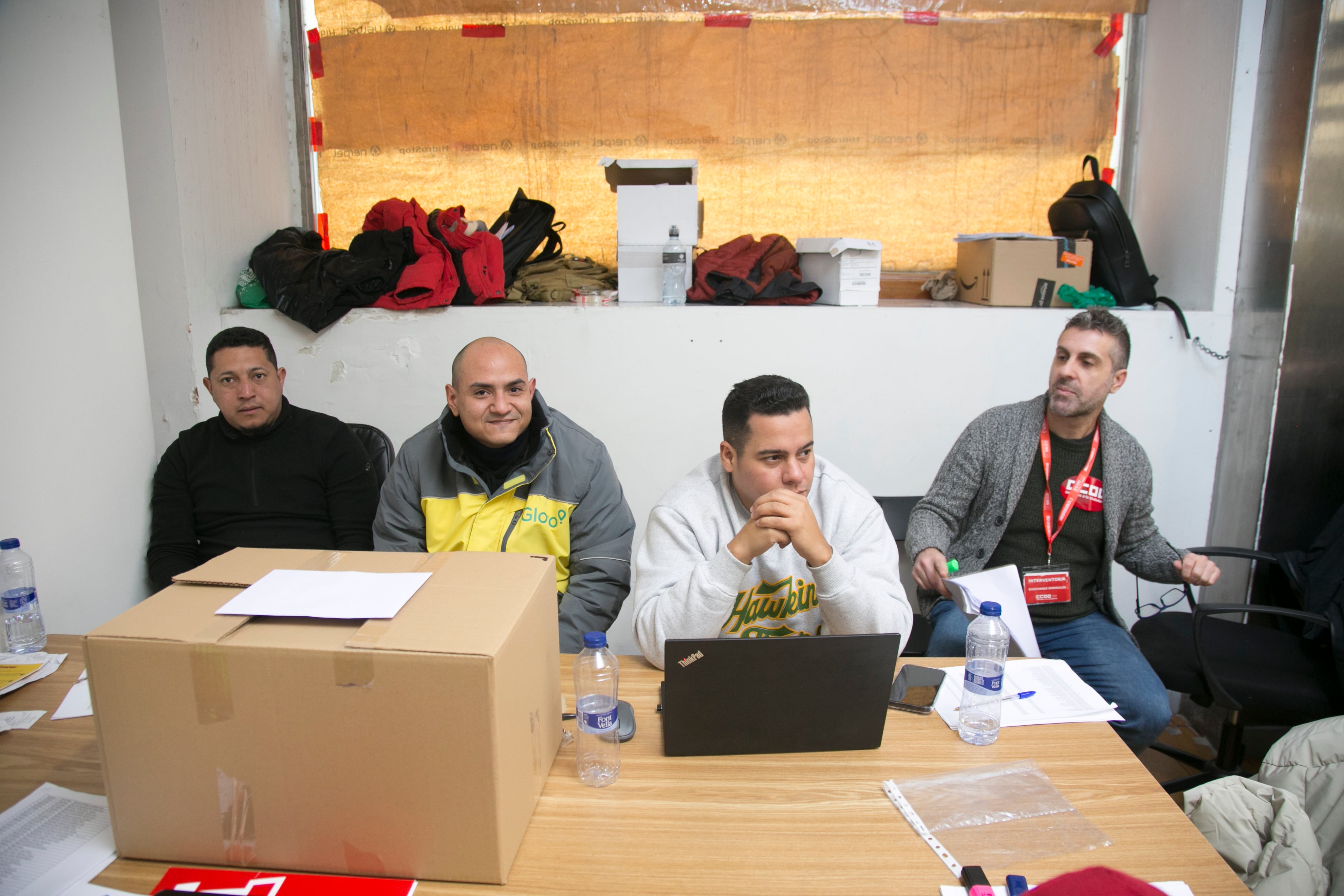 Una de las mesas de votación en un local de Glovo en Madrid.