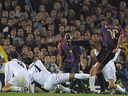 Liga de fútbol de Primera División, partido Real Madrid - Barcelona: Rivaldo lanza un disparo