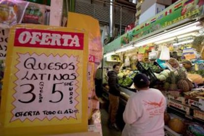 Los tenderos ofertan productos frescos latinoamericanos y españoles.