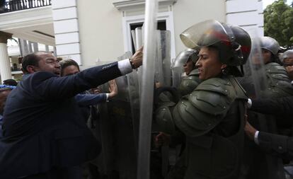 Miembros de la oposición venezolana intentan ingresar a la Asamblea Nacional.