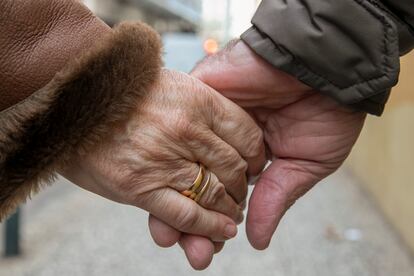 Una pareja camina de la mano por una calle de Zaragoza el día de San Valentín.