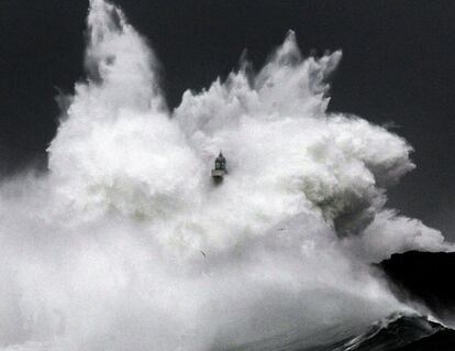  Una ola se abate sobre la isla de Mouro en la bocana del puerto de Santander. Esta comunidad se halla en alerta roja por fenómenos costeros adversos, combinados con fuertes vientos y una marea con un alto coeficiente. 