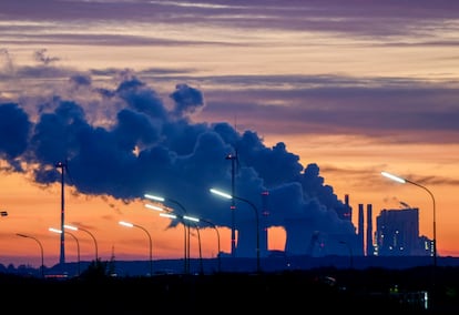 Varias chimeneas emiten gases contaminantes en la central de carbón de Neurath (oeste de Alemania).