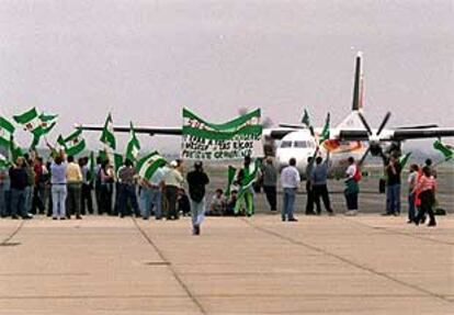 Jornaleros del SOC, ayer en la pista del aeropuerto de Sevilla.