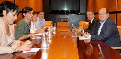 Ortuzar vy Urkullu, a la derecha,con Maddalen Iriarte, Jasone Agirre, Miren Larrion y Otegi.
