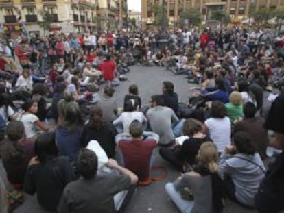 Miembros de la Movimiento 15M durante la asamblea en la plaza de Jacinto Benavente (Madrid).