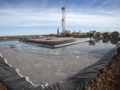 Vista de actividades de preparación para extraer petróleo mediante la técnica del "fracking" en un pozo de la compañía Windsor Energy, en la localidad de Midland, Texas (EE.UU). EFE/Archivo