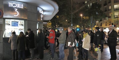 Varias personas hacen cola en las taquillas de una sala de cine de Madrid.