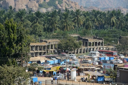 Vista actual de Hampi, antigua capital del imperio Vijayanagara, en la India, que ha inspirado a Rushdie la novela 'Ciudad Victoria'.