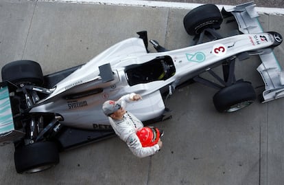 De color plata y con añadidos en negro y azul claro, el coche presenta un diseño similar en su frontal al que presentaba la temporada pasada el Red Bull RB5, mientras que la aleta ubicaba en la cubierta del motor es inferior a la de los modelos presentados por Ferrari y McLaren, entre otros.