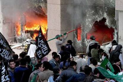 Manifestantes musulmanes libaneses atacan el consulado danés en Beirut.