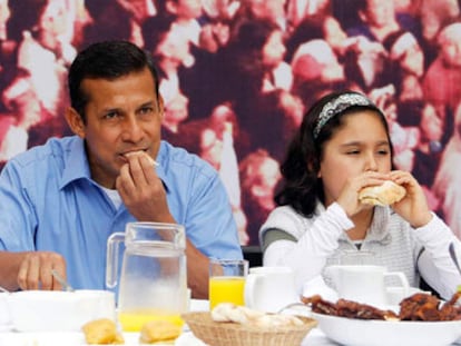 Ollanta Humala desayuna con sus hijas esta mañana.