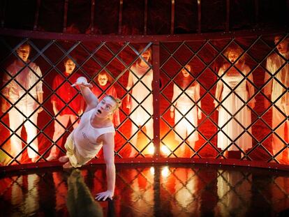 Un momento de la representación de <i>Hamlet</i> por la compañía finlandesa Quo Vadis.