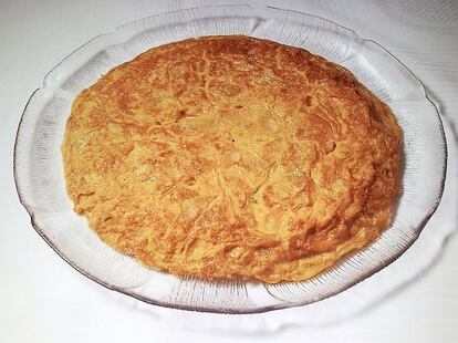 <p><i>La Casilla. Carretera de Castilla, 90. Betanzos (A Coruña). Teléfono 981 77 01 61. </i></p><p> Un solo ingrediente, la cebolla, puede dar lugar a resultados muy distintos. En el balance influyen la variedad y calidad de las patatas, la manera en que se cortan, la limpieza del aceite, el tiempo y el modo en que se doran, la frescura y procedencia de los huevos, la forma de batirlos, el tiempo de reposo de la mezcla, el instante en que se añade la sal y la temperatura a la que se cuaja. También son determinantes las dimensiones de la sartén y el tamaño. No menos de 15 variables. Entre las tortillas que andan en la cumbre y han ganado campeonatos de España, ningunas como las que se elaboran en el eje A Coruña-Betanzos. Son platos con abundante huevo y sin cebolla. Al cortarlas, la yema fluye por el plato. Entre todas destacan las que comenzaron a elaborarse hace más de cien años en el mesón La Casilla. Simplemente excepcionales. </p>