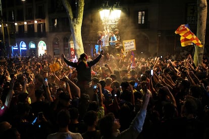 Seguidores del FC Barcelona celebran el título de Liga en la Fuente de Canaletas, en Barcelona.