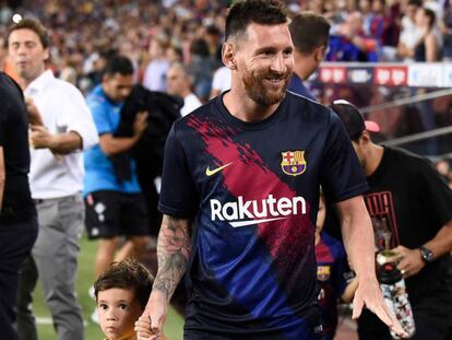 Leo Messi junto a su hijo Mateo, en el Camp Nou.