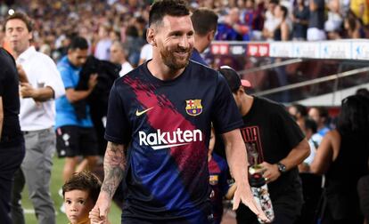 Leo Messi junto a su hijo Mateo, en el Camp Nou.