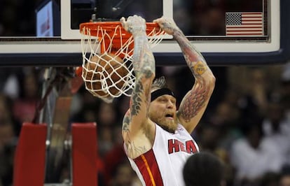 Chris Andersen hace un mate para Miami ante Atlanta.