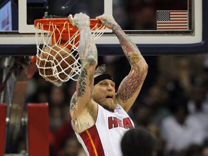 Chris Andersen hace un mate para Miami ante Atlanta.