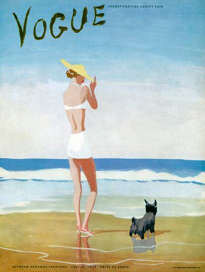 Vogue era un termómetro cultural de la era del jazz. Época en la que las mujeres por fin osaron cortarse el pelo, fumaban, esperaban a los hombres tomándose un cóctel o se paseaban sin apenas ropa, como en la imagen, por la playa (Archivo Condé Nast).