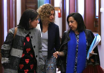 Margarita Robles (dreta), amb Meritxell Batet (centre) i Adriana Lastra, al Congrés.