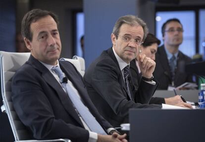 El consejero delegado de CaixaBank, Gonzalo Gortázar, junto al presidente, Jordi Gual, esta mañana en Valencia.