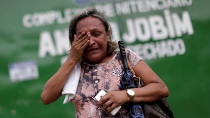 Familiar de detento em frente ao Compaj, em Manaus.