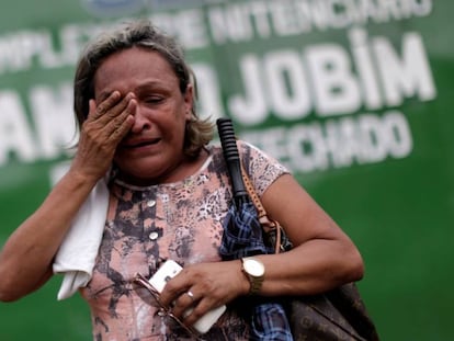 Familiar de detento em frente ao Compaj, em Manaus.