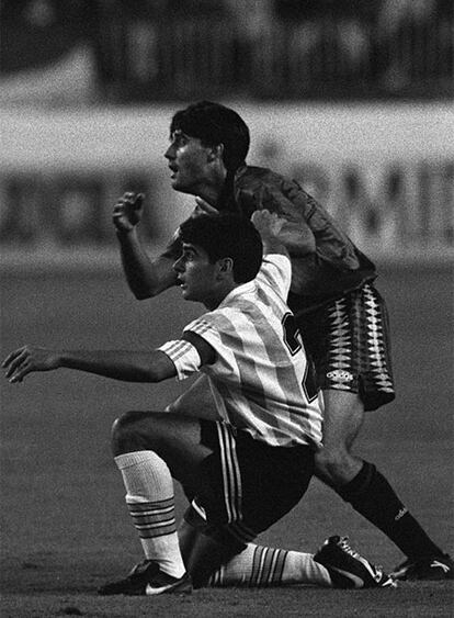 Partido amistoso de fútbol jugado en el estadio Vicente Calderón entre las selecciones de España y Argentina. En la foto, Caminero y Ayala disputan el balón.