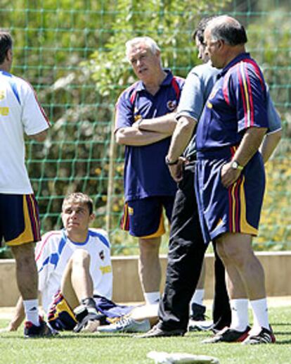 Joaquín comenta su esguince de tobillo con Iñaki Sáez, el doctor Genaro Borrás y Juan Santisteban.