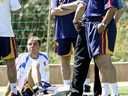 Joaquín comenta su esguince de tobillo con Iñaki Sáez, el doctor Genaro Borrás y Juan Santisteban.