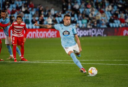 Iago Aspas se dispone a golpear el balón desde el punto de penalti (que falló) durante el partido contra el Granada