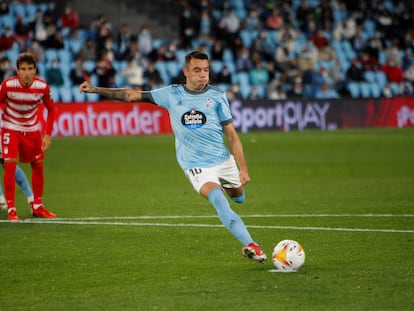 Iago Aspas se dispone a golpear el balón desde el punto de penalti (que falló) durante el partido contra el Granada.