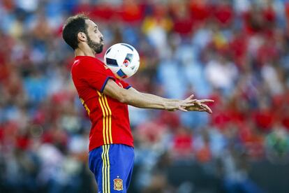 El defensa de la selección española Juan Francisco Torres recibe el balón durante el partido amistoso que disputan frente a Georgia.