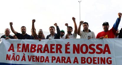 Trabajadores de Embraer se manifiestan contra la venta a Boeing el pasado mes de enero en São Jose dos Campos. 