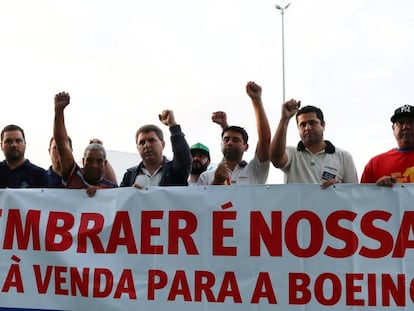 Trabajadores de Embraer se manifiestan contra la venta a Boeing el pasado mes de enero en São Jose dos Campos. 