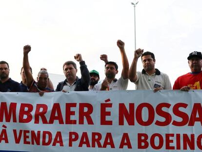 Trabajadores de Embraer se manifiestan contra la venta a Boeing el pasado mes de enero en São Jose dos Campos. 