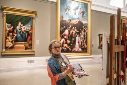 Rosa Pérez Valero, concentrada en su obra.