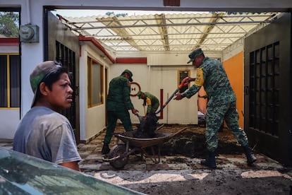 Elementos del Ejército limpian el lodo en los domicilios de la colonia Tejocotes en el municipio de Ecatepec.