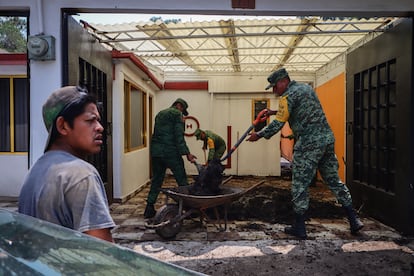 Elementos del Ejército limpian el lodo en los domicilios de la colonia Tejocotes en el municipio de Ecatepec.
