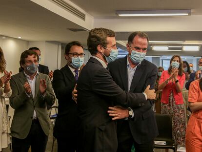 Pablo Casado saluda al candidato del PP a lehendakari, Carlos Iturgaiz, este miércoles en la reunión del Comité Ejecutivo Nacional del partido.