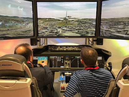 Simulador de una cabina de Boeing 737 instalado en el estand de Globalia.