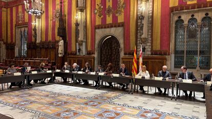 Comisión Mixta celebrada entre el Govern de la Generalitat y el Ayuntamiento de Barcelona este viernes en el Saló de Cent del Consistorio.