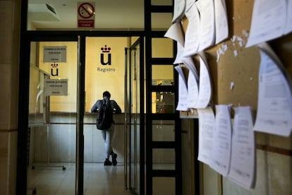 Un alumno en el registro de la Universidad Rey Juan Carlos en el campus en Madrid