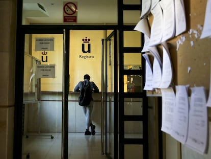 Un alumno en el registro de la Universidad Rey Juan Carlos en el campus en Madrid
