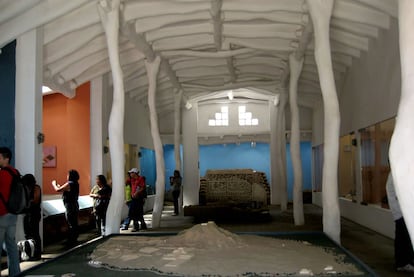 Materiales y técnicas tradiciones se emplearon para levantar el Museo del Sitio de Túcume en 1991: las 'ramadas', a base de caña, barro, adobe y horcones de algarrobo. La fidelidad a las tradiciones Lambayeque se prolonga en la iluminación natural y abastecimiento de agua mediante un molino de viento, pero sobre todo con su compromiso social: desarrolla proyectos que implican a la comunidad en la conservación del patrimonio natural e histórico,  mediante talleres que no se olvidan del desarrollo turístico sostenible en la zona.