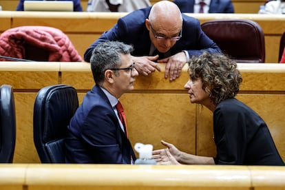 Rafael Simancas habla con el ministro de la Presidencia, Félix Bolaños y la vicepresidenta Económica, María Jesús Montero, durante el pleno del Congreso.