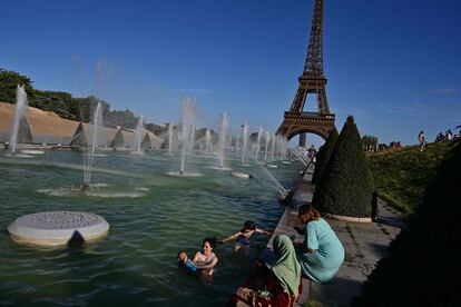 Una familia se baña en los Jardines del Trocadero, el lunes 21 de agosto en París.